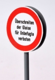 Überschreiten der Gleise für Unbefugte verboten, Doppelschild für Zwischengleisaufstellung